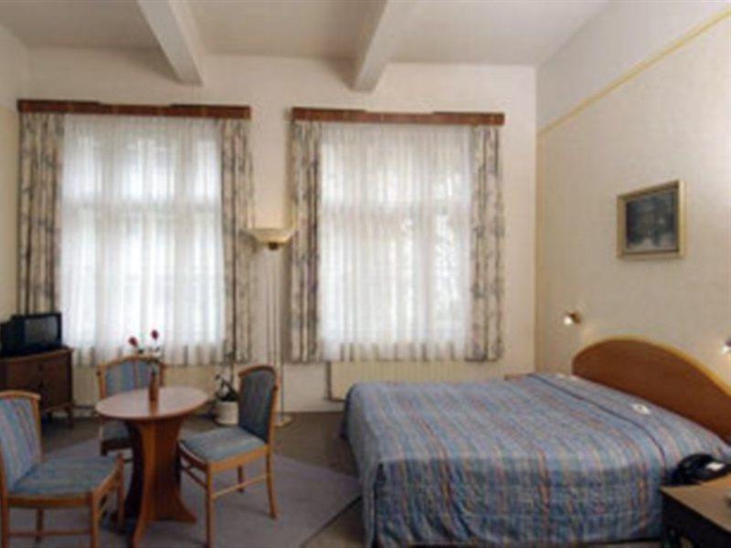 Hostel Junior Praag Buitenkant foto