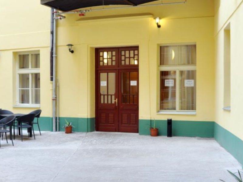 Hostel Junior Praag Buitenkant foto